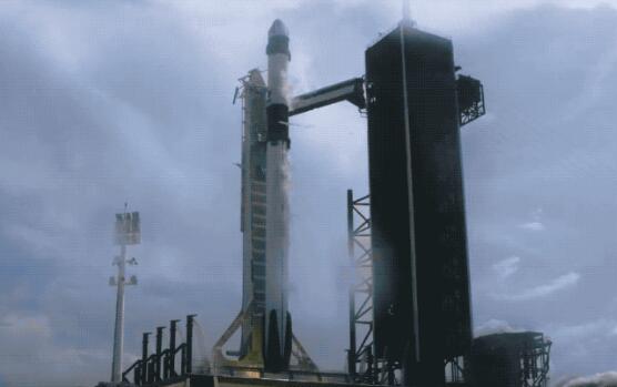 SpaceX通过成功的首次人类太空发射创